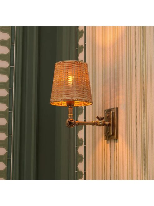 Wentworth fali lámpa, szimpla, vintage sárgaréz kivitelben, rattan ernyővel